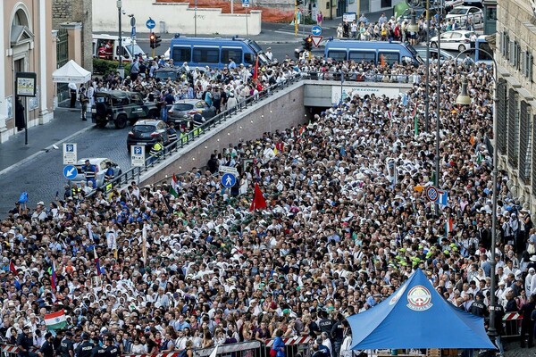 O Πάπας αγιοποίησε την Μητέρα Τερέζα ενώπιων χιλιάδων πιστών, αστέγων και αρχηγών κρατών