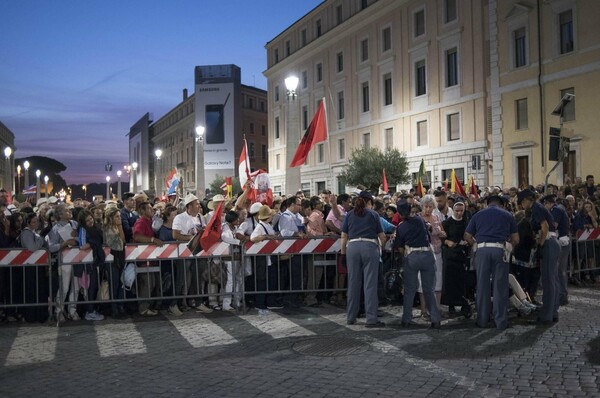 O Πάπας αγιοποίησε την Μητέρα Τερέζα ενώπιων χιλιάδων πιστών, αστέγων και αρχηγών κρατών