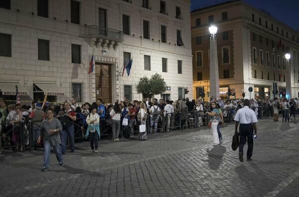 O Πάπας αγιοποίησε την Μητέρα Τερέζα ενώπιων χιλιάδων πιστών, αστέγων και αρχηγών κρατών