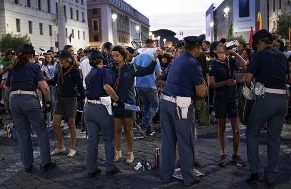 O Πάπας αγιοποίησε την Μητέρα Τερέζα ενώπιων χιλιάδων πιστών, αστέγων και αρχηγών κρατών