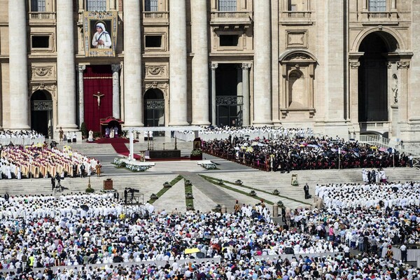 O Πάπας αγιοποίησε την Μητέρα Τερέζα ενώπιων χιλιάδων πιστών, αστέγων και αρχηγών κρατών