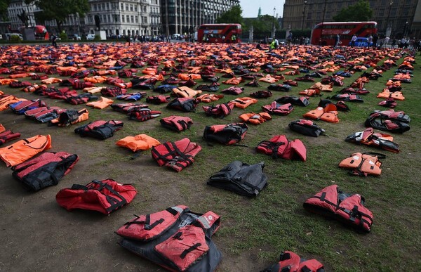 Εθελοντές έστησαν "νεκροταφείο προσφύγων" έξω από το Κοινοβούλιο της Μ. Βρετανίας με 2.500 σωσίβια από τη Χίο