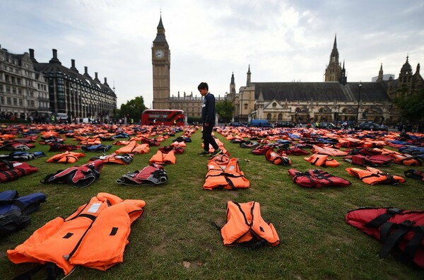 Εθελοντές έστησαν "νεκροταφείο προσφύγων" έξω από το Κοινοβούλιο της Μ. Βρετανίας με 2.500 σωσίβια από τη Χίο