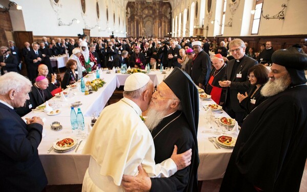 Πάπας Φραγκίσκος: Δεν υπάρχει θεός του πολέμου- Αδελφικός εναγκαλισμός με τον Οικουμενικό Πατριάρχη Βαρθολομαίο