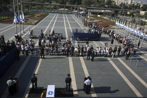 Ισραήλ: Λαϊκό προσκύνημα για τον Σιμόν Πέρες- Δεκάδες ηγέτες, αυξημένα μέτρα ασφαλείας και κοσμοσυρροή στο τελευταίο αντίο