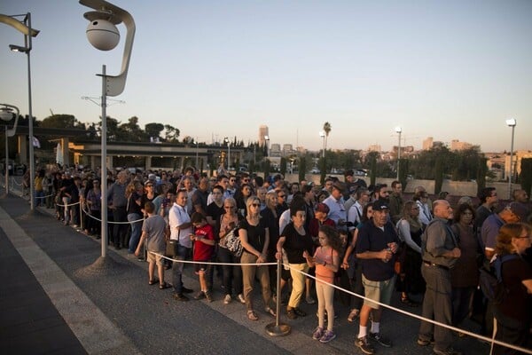 Ισραήλ: Λαϊκό προσκύνημα για τον Σιμόν Πέρες- Δεκάδες ηγέτες, αυξημένα μέτρα ασφαλείας και κοσμοσυρροή στο τελευταίο αντίο