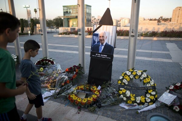 Ισραήλ: Λαϊκό προσκύνημα για τον Σιμόν Πέρες- Δεκάδες ηγέτες, αυξημένα μέτρα ασφαλείας και κοσμοσυρροή στο τελευταίο αντίο