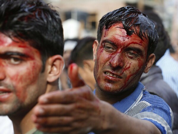 Σκληρές εικόνες από το αιματηρό τελετουργικό των Μουσουλμάνων για την Ασούρα