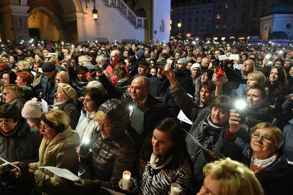 Χιλιάδες άνθρωποι τραγουδούν «Hallelujah» και με ένα κερί λένε αντίο στον Λέοναρντ Κοέν
