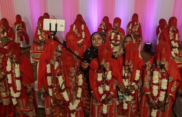 78 μουσουλμάνες νύφες από την Ινδία σε έναν μαζικό γάμο ζευγαριών