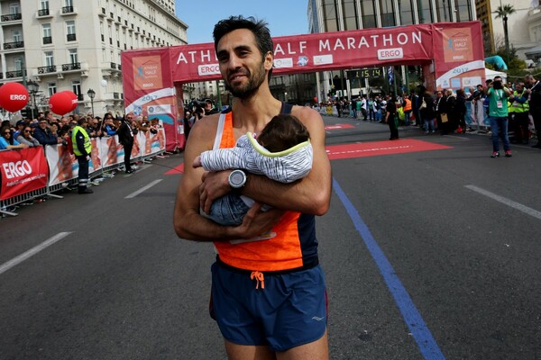 O μπαμπάς δρομέας που τερμάτισε στον Ημιμαραθώνιο με το μωρό στην αγκαλιά του