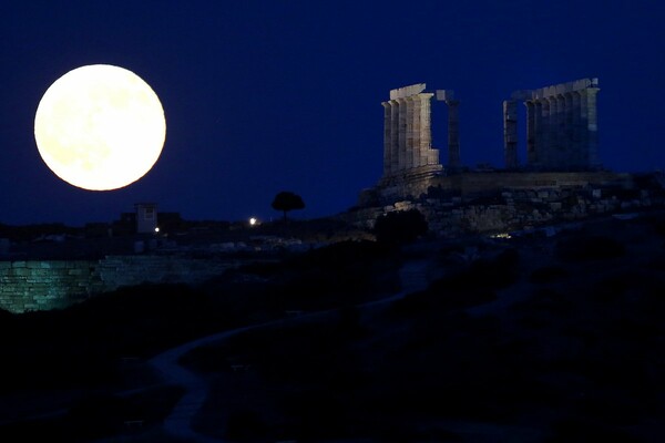 H Πανσέληνος πάνω από το ναό του Ποσειδώνα στο Σούνιο