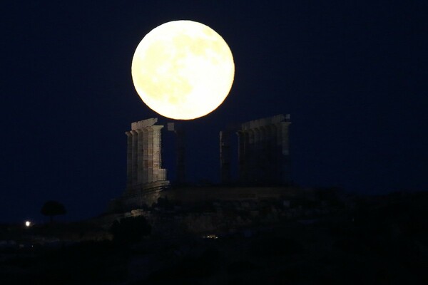 H Πανσέληνος πάνω από το ναό του Ποσειδώνα στο Σούνιο