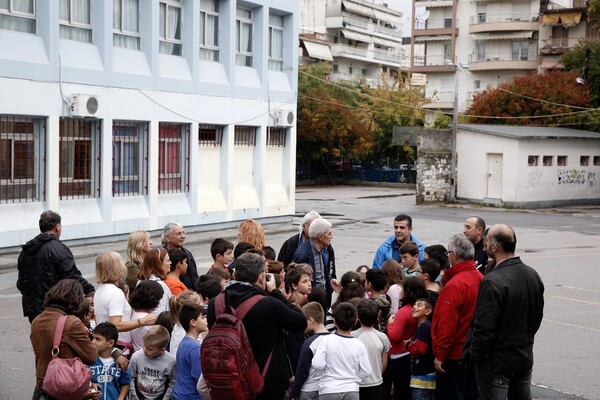 Θεσσαλονίκη: Μαθητές υποδέχτηκαν τα προσφυγόπουλα με χειροκροτήματα