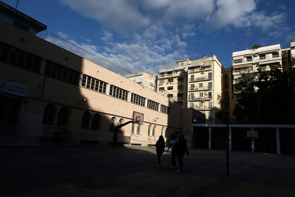 "Χάλια, καταστροφή!" Έξω από ένα λύκειο της Θεσσαλονίκης για τα αποτελέσματα των Πανελλαδικών