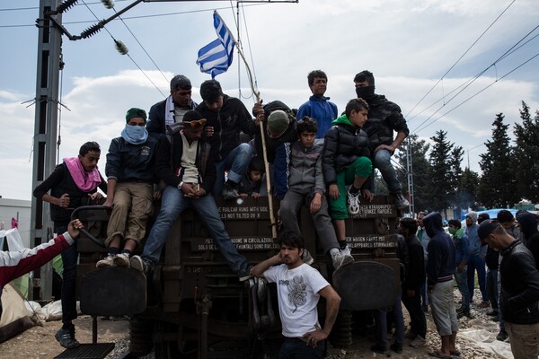Όλα όσα έγιναν χθες στην Ειδομένη, μέσα από 22 φωτογραφίες