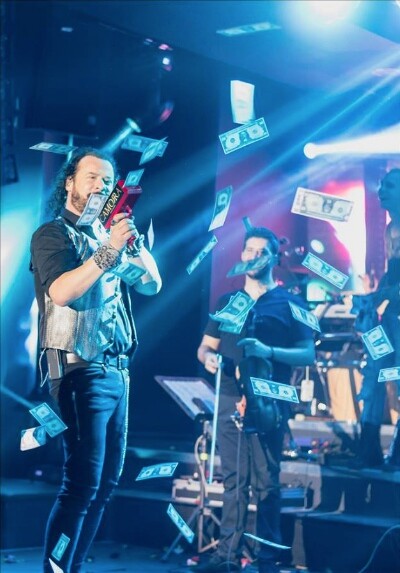 Χαϊλίκια! Εκεί που τραγουδούν ο Stan και ο Δάντης τύπωσαν χαρτονομίσματα για να πετάνε στην πίστα οι πελάτες