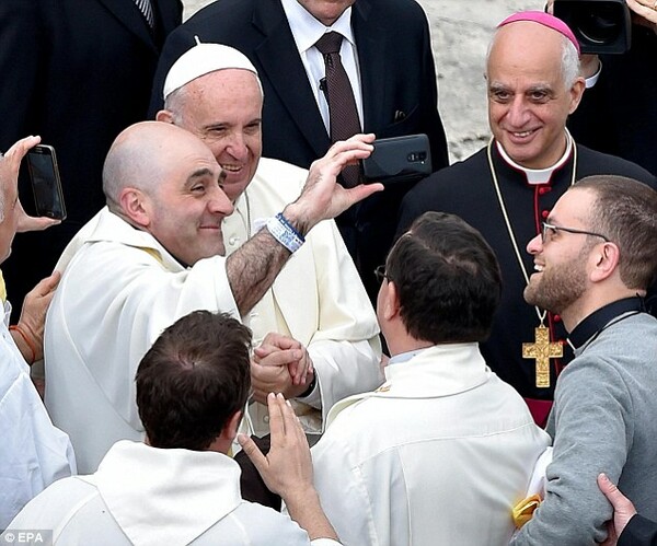 Ο Πάπας Φραγκίσκος προτρέπει σε προσευχή αντί chatting