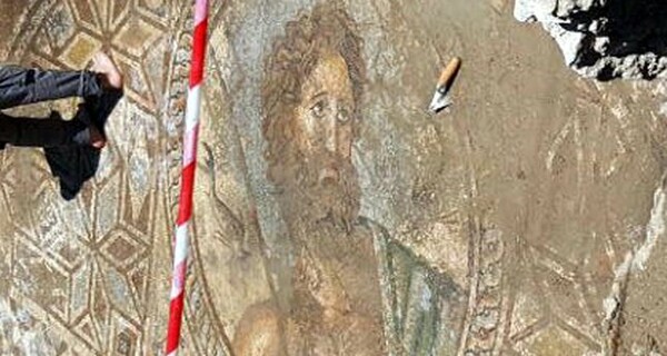 Σπάνιο μωσαϊκό με τον Ποσειδώνα ανακαλύφθηκε στις Αιγές της Τουρκίας