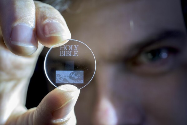 5D Disc: αυτό το δισκάκι ίσως να είναι η μνήμη της ανθρωπότητας