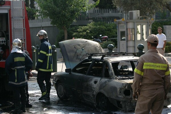 Στις φλόγες τυλίχθηκε αυτοκίνητο στην Αθηνών-Κορίνθου - Κλειστή η Εθνική οδός για αρκετή ώρα