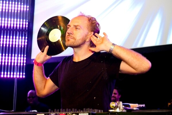 Ο διάσημος DJ που συνελήφθη να βλέπει Euro κατά την διάρκεια του σετ του