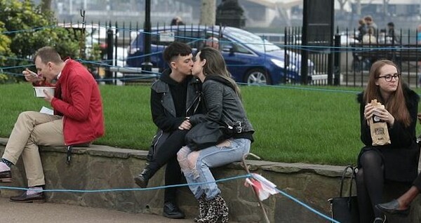 Κοινωνικό πείραμα: Δύο λεσβίες φιλιούνται δημοσίως στο Λονδίνο και η κάμερα καταγράφει αντιδράσεις