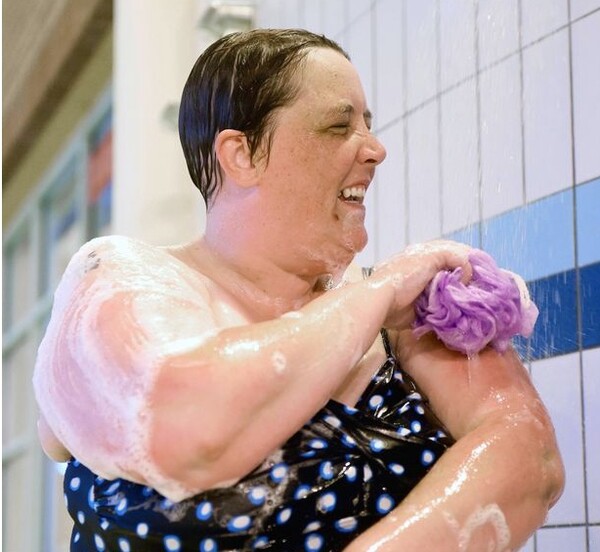 35χρονη έκανε μπάνιο για πρώτη φορά μετά από 30 χρόνια, αφού ξεπέρασε την "υδατοφοβία" της