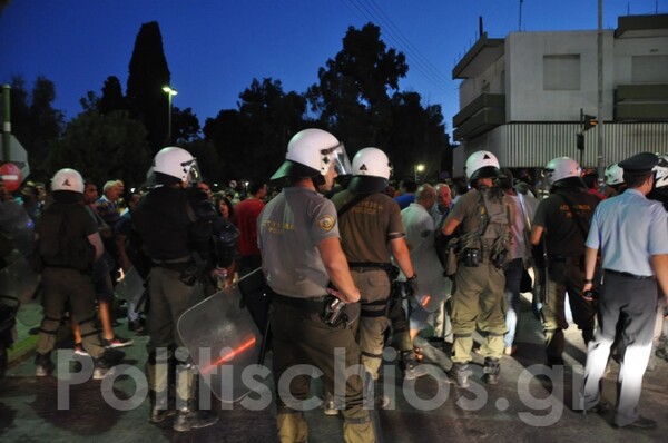 Επεισόδια και χημικά στη Χίο - Πολίτες διαδήλωσαν κατά των προσφύγων και μεταναστών