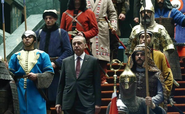Συλλαμβάνονται και 300 μέλη της προεδρικής φρουράς του Ερντογάν