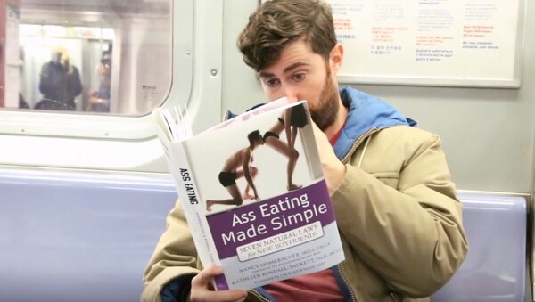 Πώς να προκαλέσεις απίστευτη αμηχανία στο μετρό με μόνο ένα βιβλίο