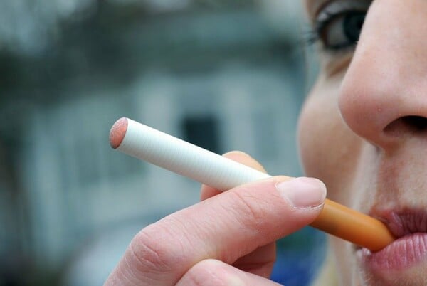 Θα απαγορευτεί και το ηλεκτρονικό τσιγάρο στους κλειστούς χώρους
