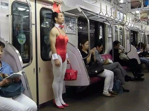 Κάτι περίεργο, τρομαχτικό ή αστείο υπάρχει πάντα στο μετρό