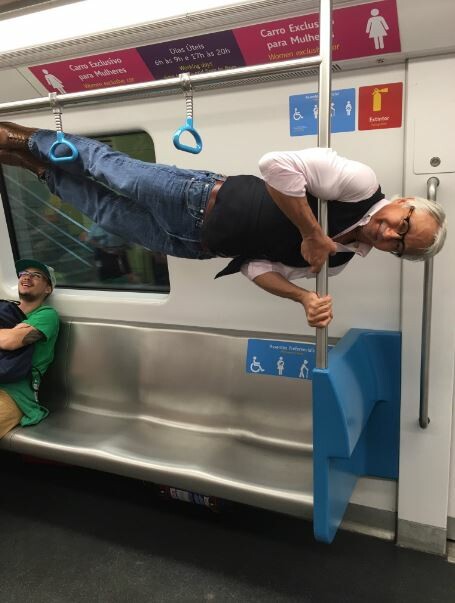 68χρονος fit παππούς που ήταν στο Ρίο απάντησε έτσι σε κάποιον που του προσέφερε θέση ηλικιωμένων στο μετρό