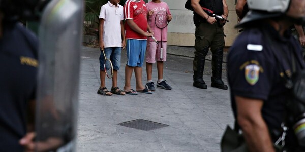 Καταγγελία για σύλληψη και εξευτελισμό ανήλικων προσφύγων από αστυνομικούς του Α.Τ. Ομόνοιας