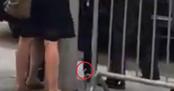 Nέες θεωρίες συνωμοσίας για την Κλίντον: Τι είναι αυτό το μεταλλικό αντικείμενο που πέφτει από πάνω της;