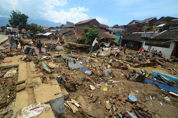 Ινδονησία: Τουλάχιστον 26 νεκροί από τις πλημμύρες και τις κατολισθήσεις στην Ιάβα