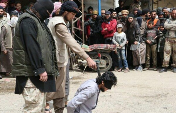 O ISIS δημοσιεύει εικόνες από εκτελέσεις ομοφυλόφιλων στη Συρία - ΣΚΛΗΡΕΣ ΕΙΚΟΝΕΣ