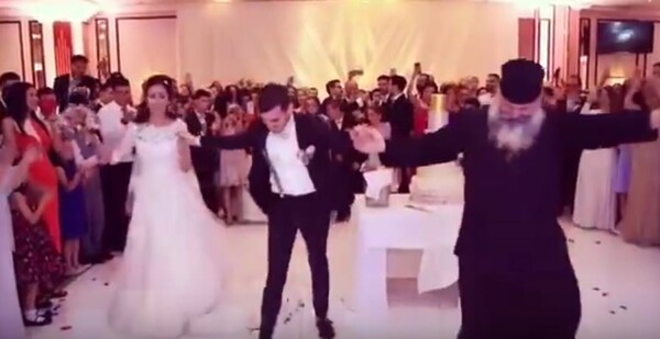Παπάς χορευταράς "δίνει ρέστα" σε ελληνικό γάμο στο Μπέρμιγχαμ