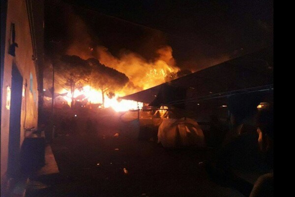 Σκηνικό χάους στη Λέσβο - Η Μόρια στις φλόγες και χιλιάδες πρόσφυγες και μετανάστες στους δρόμους