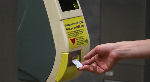 Λακ, πλαστικοποίηση, λιποζάν και ευφάνταστες πατέντες για να μην πληρώνουν εισιτήριο σε μετρό και λεωφορεία