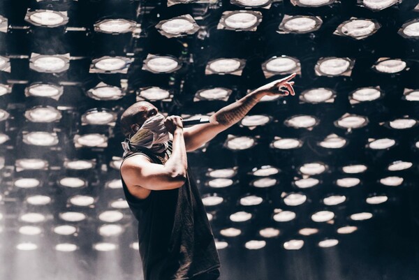 H σκηνή του Kanye West έκανε τους πάντες να μιλούν για τη συναυλία του