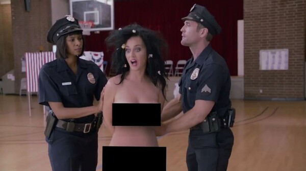 H Katy Perry φέτος ψηφίζει γυμνή