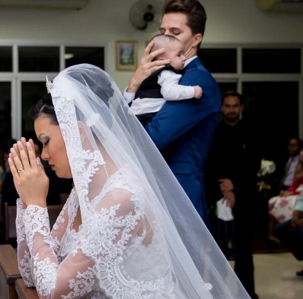 Μια νύφη που θηλάζει την ώρα του γάμου και διχάζει το διαδίκτυο