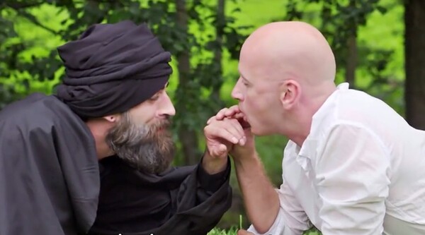 Νορβηγός κωμικός κάνει τον σφαγέα αρχηγό του ISIS gay icon
