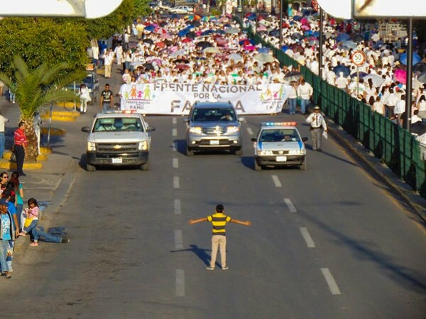 H εμβληματική φωτογραφία του 12χρονου αγοριού απέναντι σε 11.000 ομοφοβικούς διαδηλωτές