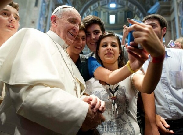 Έκκληση στις καλόγριες να μην "χάνονται" στο Facebook έκανε ο Πάπας Φραγκίσκος