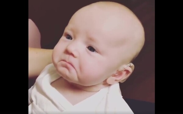 Κωφό μωρό ακούει για πρώτη φορά τη φωνή της μητέρας του και η αντίδρασή του είναι απερίγραπτη