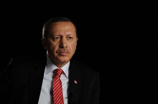 Ο Ερντογάν καρατόμησε δημάρχους στην Τουρκία και δήλωσε πως υποστήριζαν Κούρδους αντάρτες