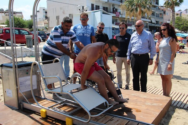 Συσκευή αυτόνομης πρόσβασης για θαλάσσια μπάνια ατόμων με κινητικά προβλήματα σε παραλία στα Χανιά